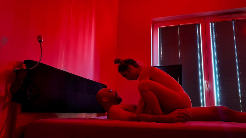SalomeMassimo: Divertimento in camera da letto. Sesso sensuale sotto luci rosse