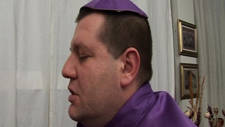 Bangora MILFs: Il prete scopa la piccola bionda in un peccaminoso rituale...