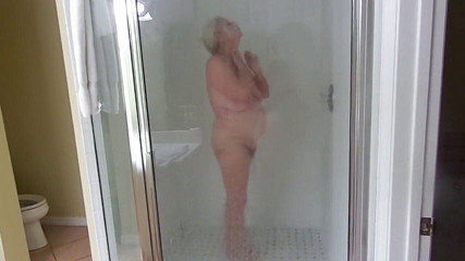 BBW nurse Vicki adventures with friends: Seksowna dojrzała blond babcia bierze prysznic, gdy filmujemy pasierbicę