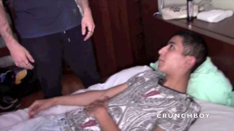 Crunch Boy: Giovane araba scopata da un ragazzo etero sexy curioso