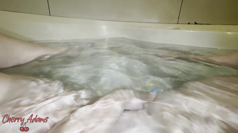 Cherry Adams: Je Me Masturbais Et Montrais Mes Pieds Dans La Baignoire.