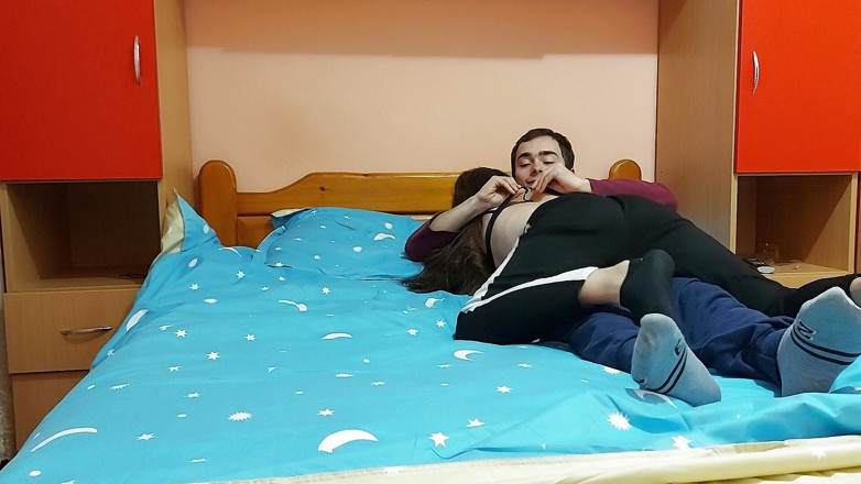 Alex and Luiza: 美しい温泉ブルネットとの情熱的なセックス