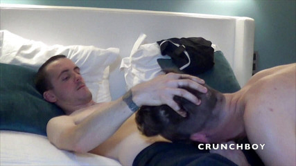 BAREBACK AND CREAMPIE CLUB: Zachari dikongkek tanpa kondom oleh Tiago