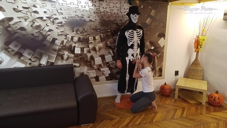 Mugur's World: Mugurporn series - episodio 4: escalofriante follada de Halloween, protagonizada por Gina...