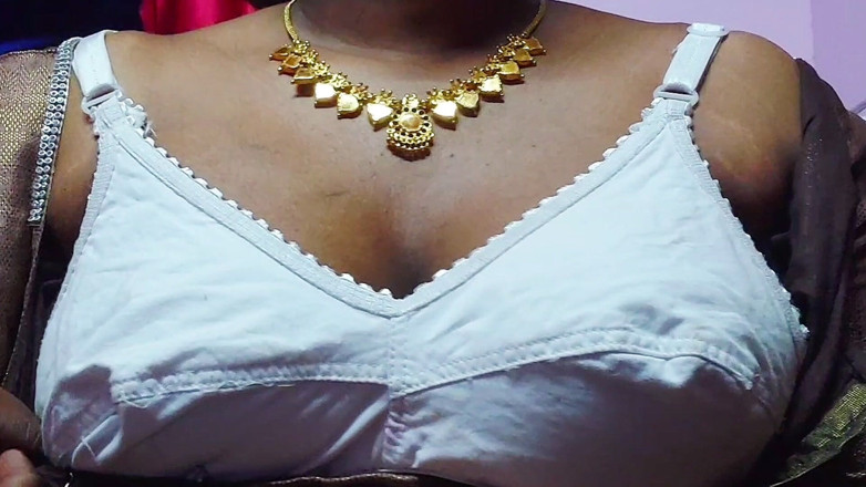 Desi Mohini: Video hardcore di desi indiano in un appuntamento con tette...