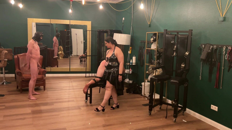 LadyPam: Dominatoare în latex întinde fundul sclavului legat larg deschis