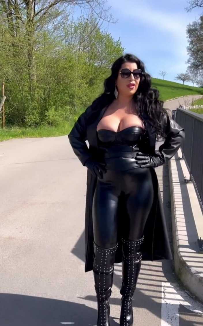 LadyAyse5: Obrigado pelo novo casaco de couro que eu amo