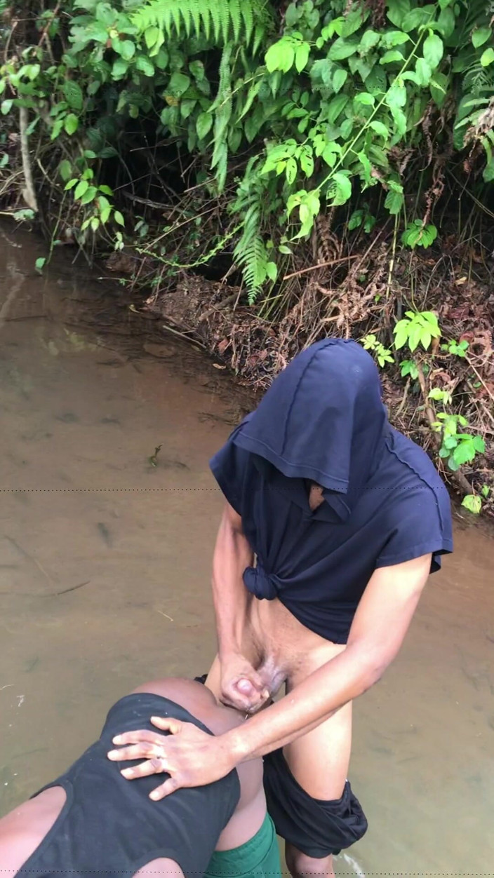 Sexylary: Nigeryjczycy chłopcy przyłapani na seksie w bagnie z krzakami zaokrąglanymi