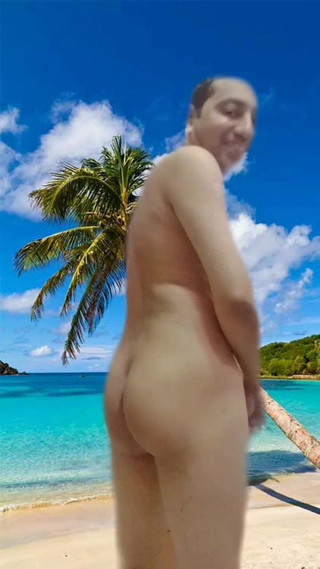 Cute & Nude Crossdresser: Garçon nu sur la plage virtuelle dans AR Reels.