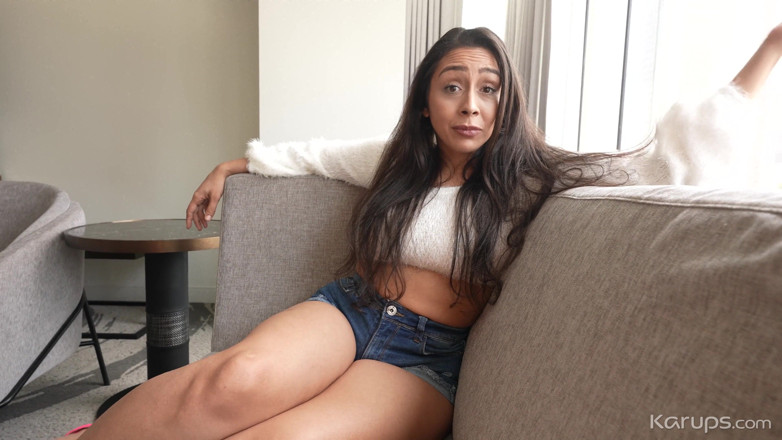 Karups Hometown Amateurs: Lilly Hall, petite latina au gros cul rond, séduit sa...