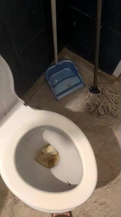 Putarankahotmilf: Behalte meine pisse, bis ich in der toilette explodiere