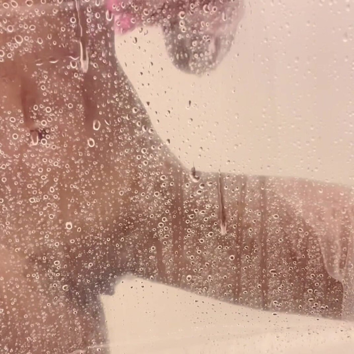 Emilycreams1: Rasage sous la douche