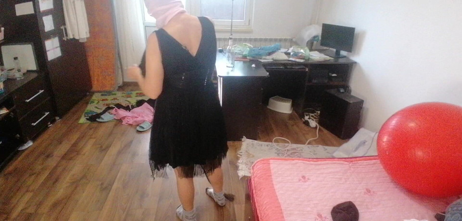Mirsur: Mujer Amateur Se Divierte Probándose Ropa Y Corte.