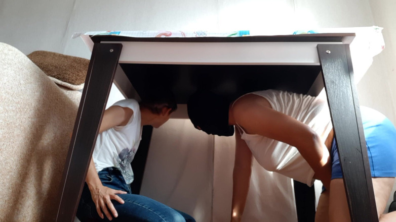 Lesbian-illusion: Ми ховаємося під столом від наших вітчимів до мастурбації - лесбіянка-ілюзія