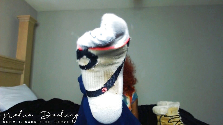 Kneel to Nolia: Adoration des chaussettes reniflentes