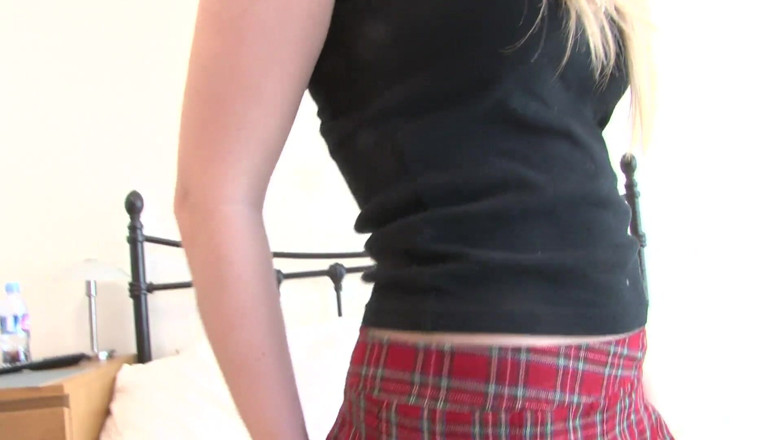 Radical Solo: Vollbusige blonde teenagerin verführt dich mit einem striptease