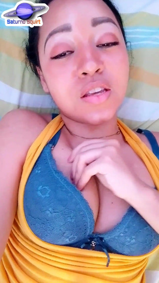 Saturno Squirt: Saturno squirt en lingerie érotique avec ses seins charnus est très...