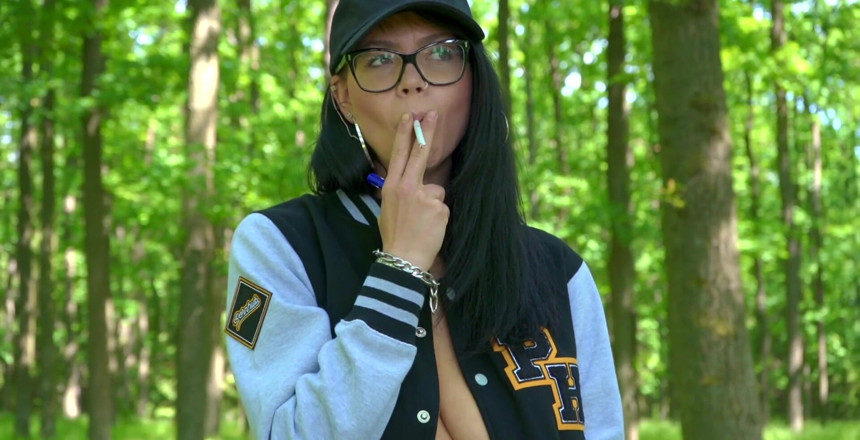 Shione Cooper: 내 보지와 젖꼭지 놀이를 흡연하고 문지르기