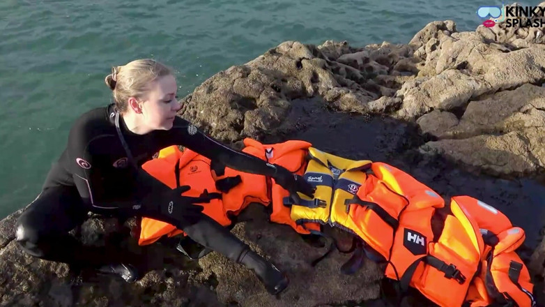 UKCuteGirl Lucy Lauren: So sánh đóng băng của Wetsuit và Lifejackets Lucy