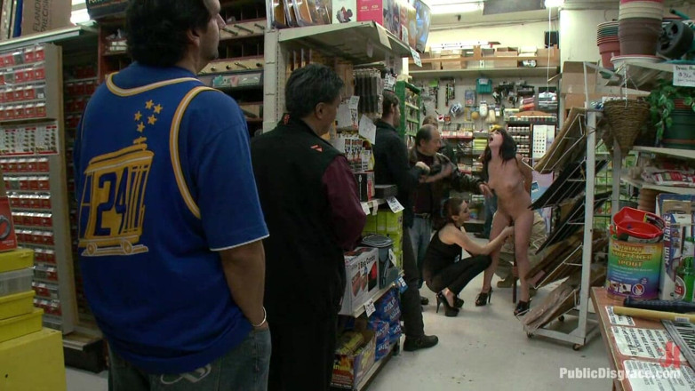 Public Disgrace by Kink: Une salope de 20 ans se fait utiliser dans un magasin...
