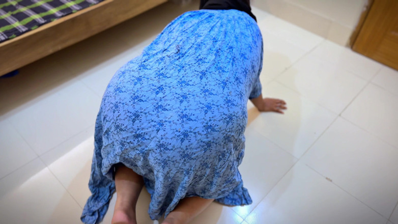 Aria Mia: Matrigna musulmana formosa formosa di religione bloccata sotto il letto...