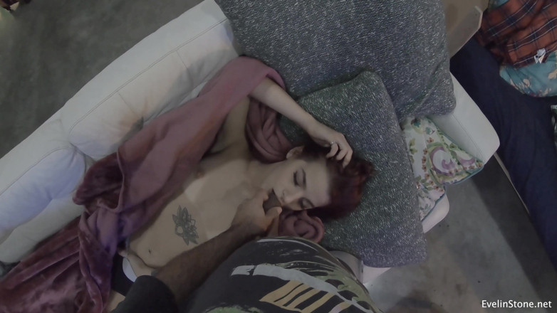 Evelin Stone: Segami sul viso e gioca con la gola pompino