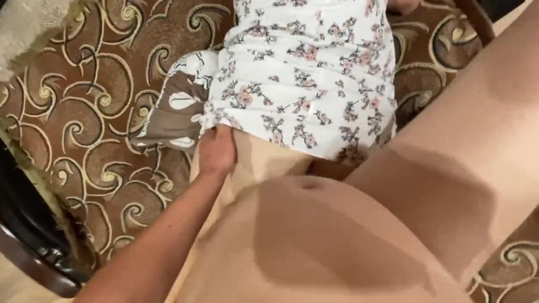 Lux Eva: Una vecina me sedujo con sus piernas sexy