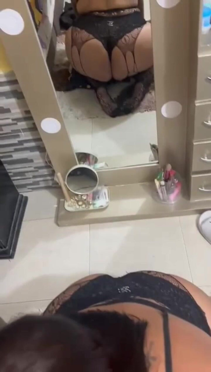 hornyrich: 出轨人妻！！当她的丈夫在杂货店时，她与邻居发生粗暴性关系
