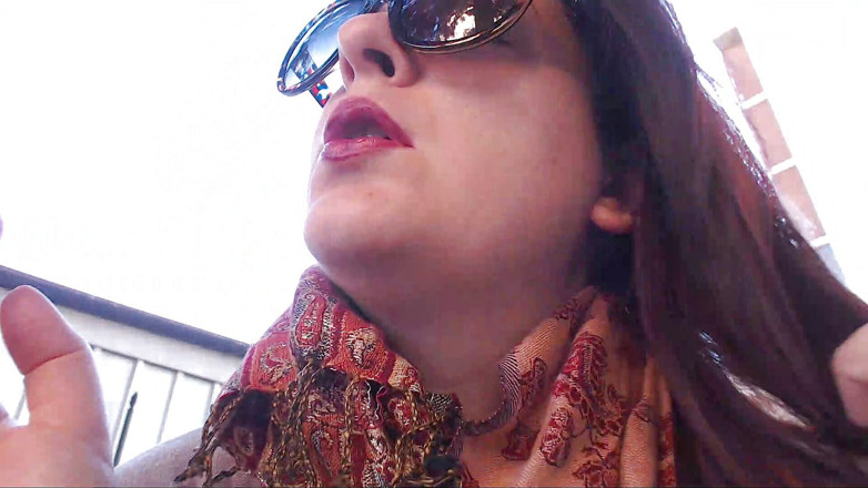 Nicoletta Embassi: Fetiche con lápiz labial rojo