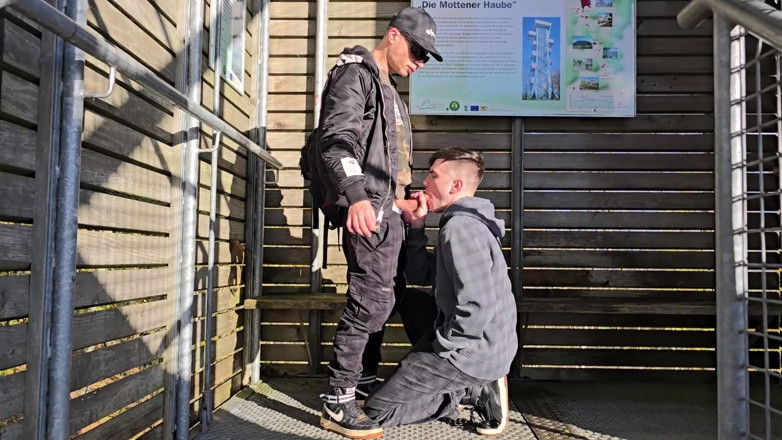 boyzxy212: Homo pijpbeurt buitenshuis in de Uitkijktoren