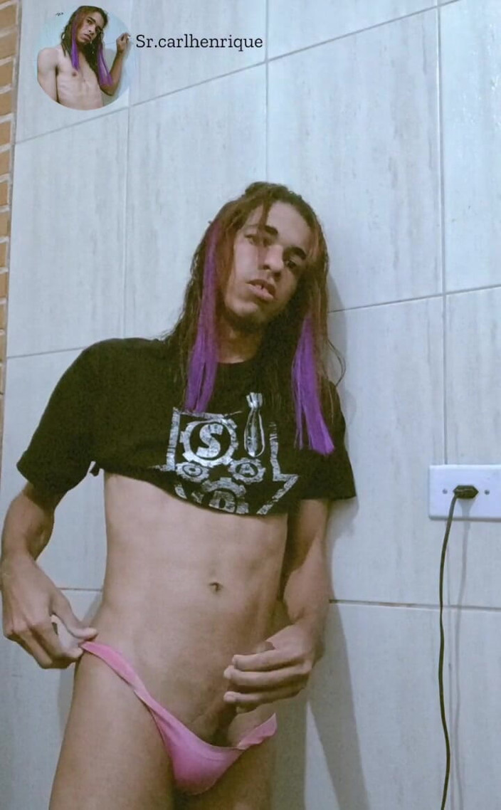 Carlos Henrique: Carlos Henrique gay masturbándose en sexy bragas rosas