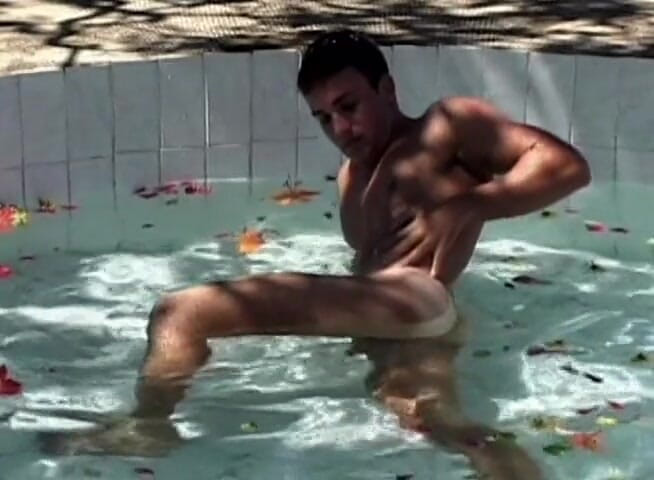 Bareback TV: Amigo masturbándose en un día soleado