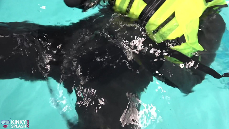 UKCuteGirl Lucy Lauren: Neoprene Lust: Keseronokan Vest Snorkel yang kembung di kolam