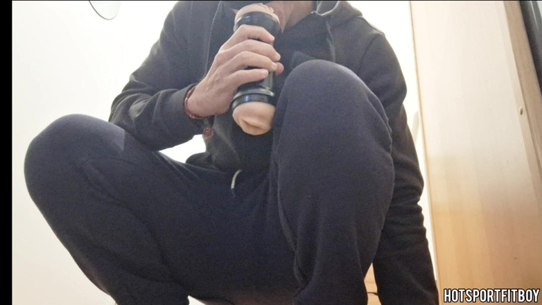 Hotsportfitboy: J’ai trouvé le Fleshlight et le masque d’un ami - une...
