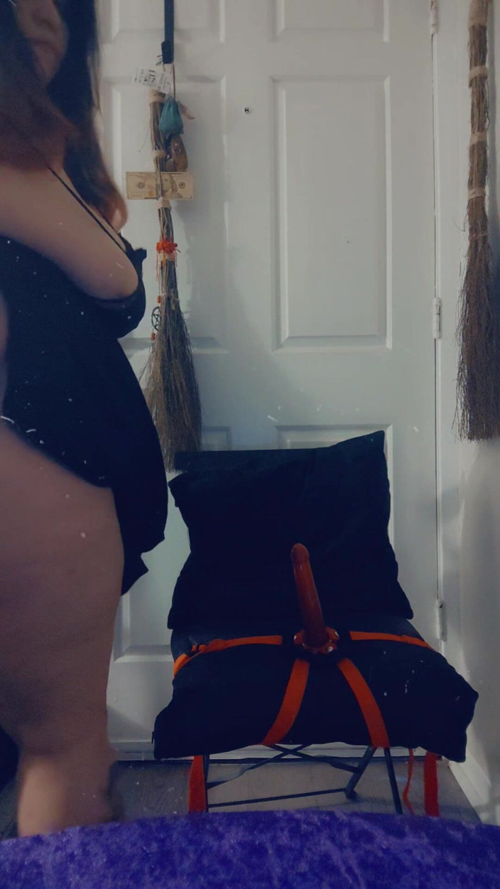 Domina Succubus: Fick einen Strap-on-dildo auf einem stuhl