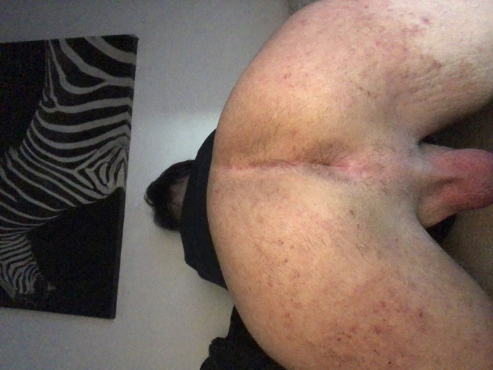 GayCubsbear: Caresse et doigtage sur mon canapé