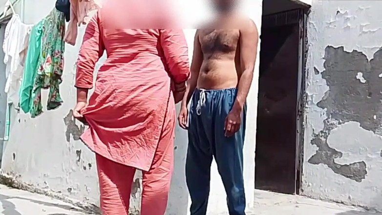 Abida sexy: İri göğüslü Hintli kadın yarak emiyor ve sikiliyor