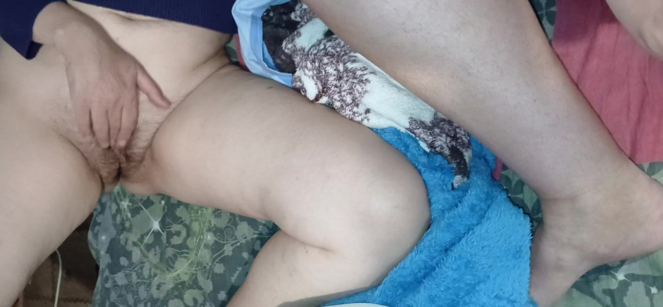 Lesbian-candys: Zwei behaarte muschis und eine muschi im höschen ringen mit...