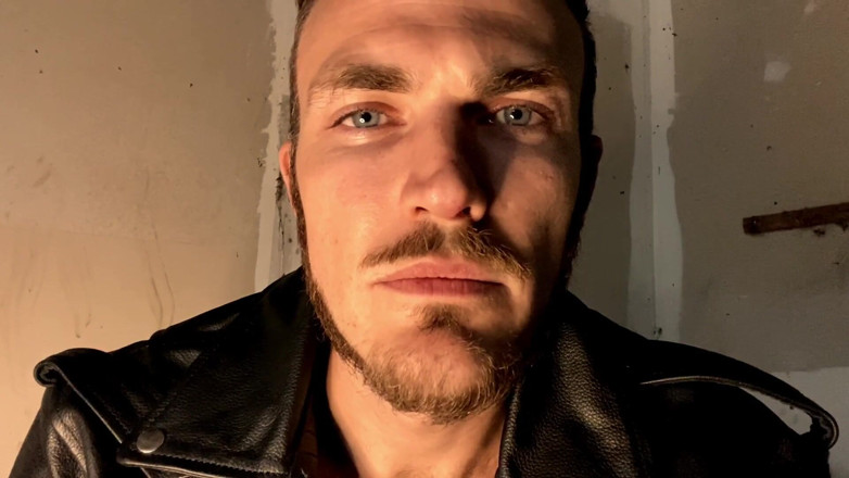 Christian Wilde: Christian Wilde rookt en houdt je in zijn garage