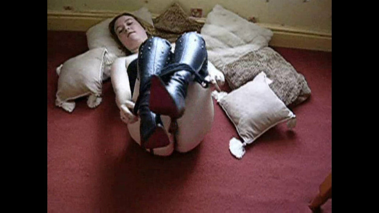 Littlevixen: Jovem esposa com buceta peluda em botas de coxa usando...