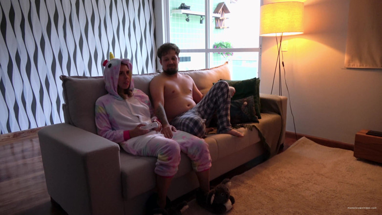 Homegrown Swingers: Onesie kız yarağa biniyor