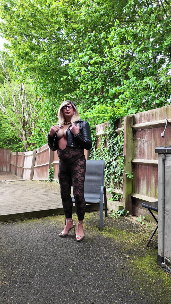 Kellycd2022: Crossdresser Kellycd2022 în jachetă neagră din piele și costum de pisică din...