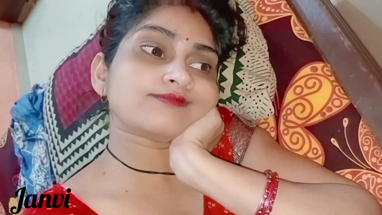 Janvibhabhii: Mi linda hermanastra estaba sola en su habitación cuando entré...
