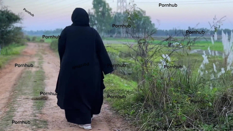 Aria Mia: Chica de granja musulmana egipcia con Abaya trata de encontrar...