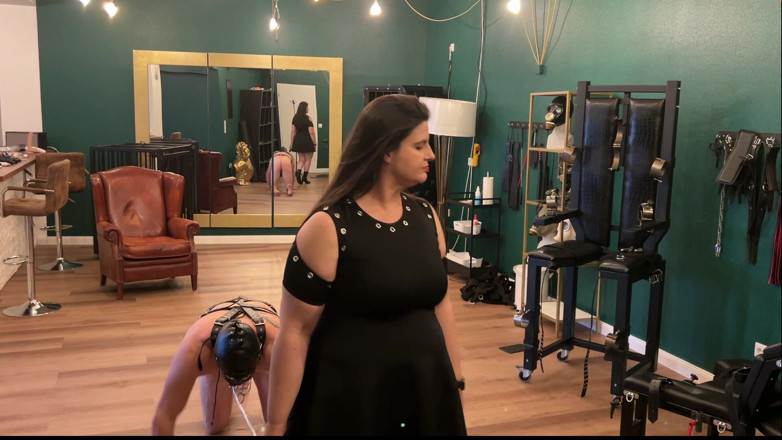 LadyPam: Dominatoare matură în latex comandă sclavi goi