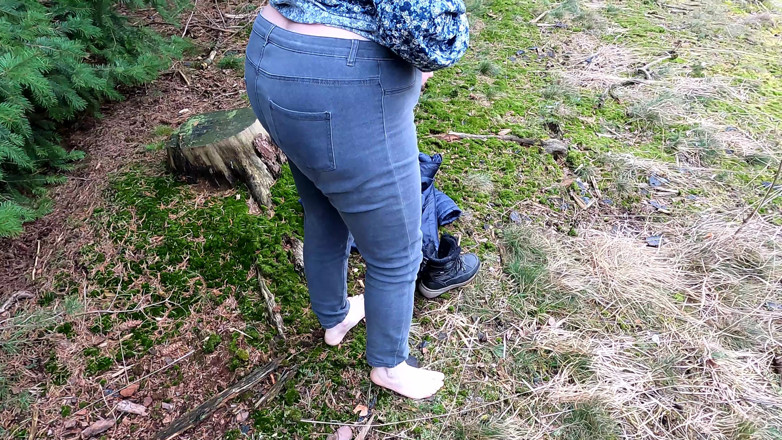 Bouncy Tits Action: Musi rozebrać się całkowicie nago za cycki kary w lesie
