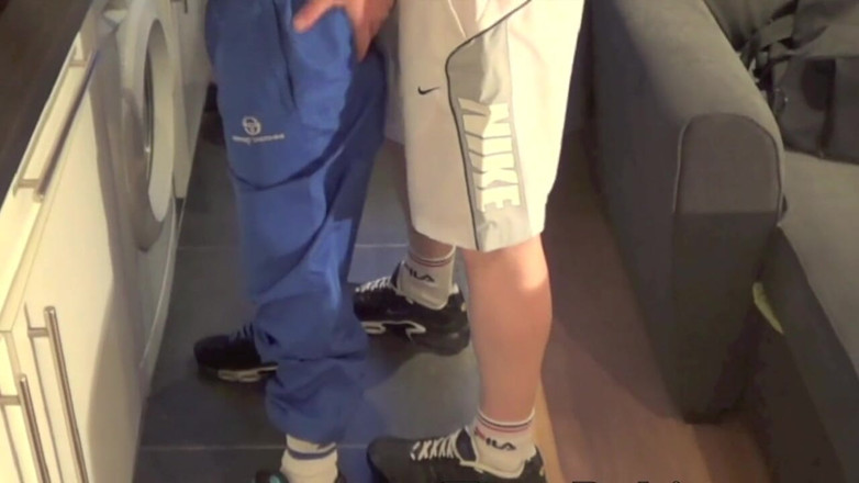 Sneaker gay: Sumisión de zapatillas en la cocina