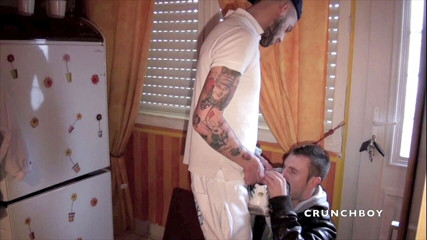 STRAIGHT BOY CURIOUS: Twink sử dụng dby badboy trong giày thể thao