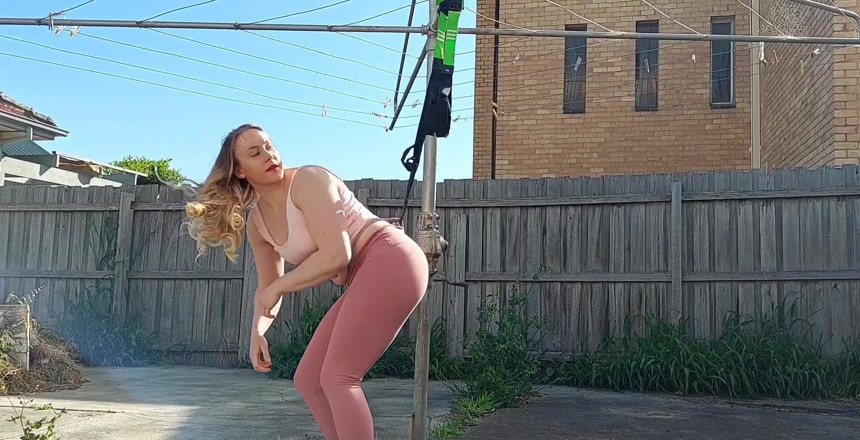 Michellexm: Usando nada más que mi tanga