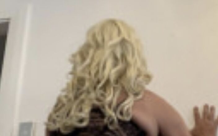Stephanie Luvsit: Stephanie Luvsit potrzebuje swojego dildo